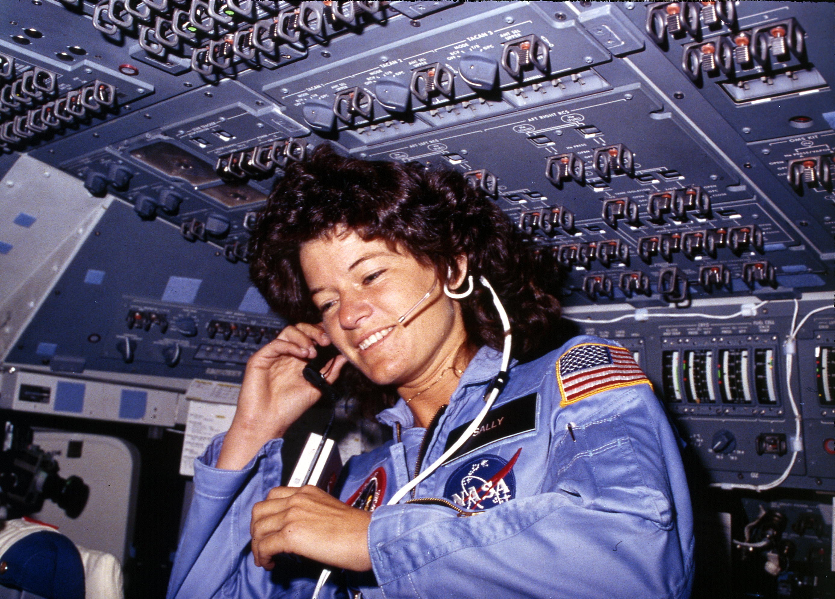 Sally_Ride,_America's_first_woman_astronaut_communitcates_with_ground_controllers_from_the_flight_deck_-_NARA_-_541940 - 