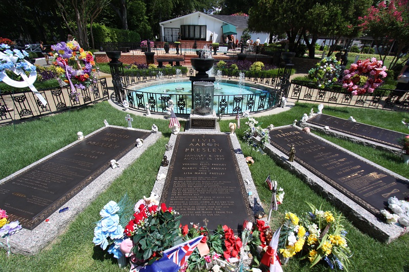 elvis burial - Elivs burial site next to his parents at Graceland in Memphis TN.