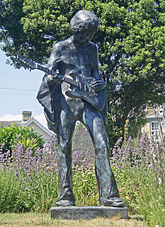 Jimi_Hendrix_statue_outside_Dimbola_Lodge - 