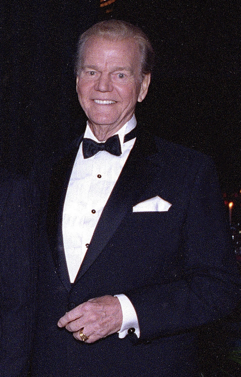 Paul Harvey - **FILE**In this Nov. 15, 1992 file photo, Paul Harvey poses at the Hall of Fame in Chicago. ABC Radio Network says broadcasting pioneer Paul Harvey has died at the age of 90. Network spokesman Louis Adams says Harvey died Saturday Feb. 28, 2009 at his winter home in Phoenix, surrounded by family.  (AP Photo/Fred Jewell, File)