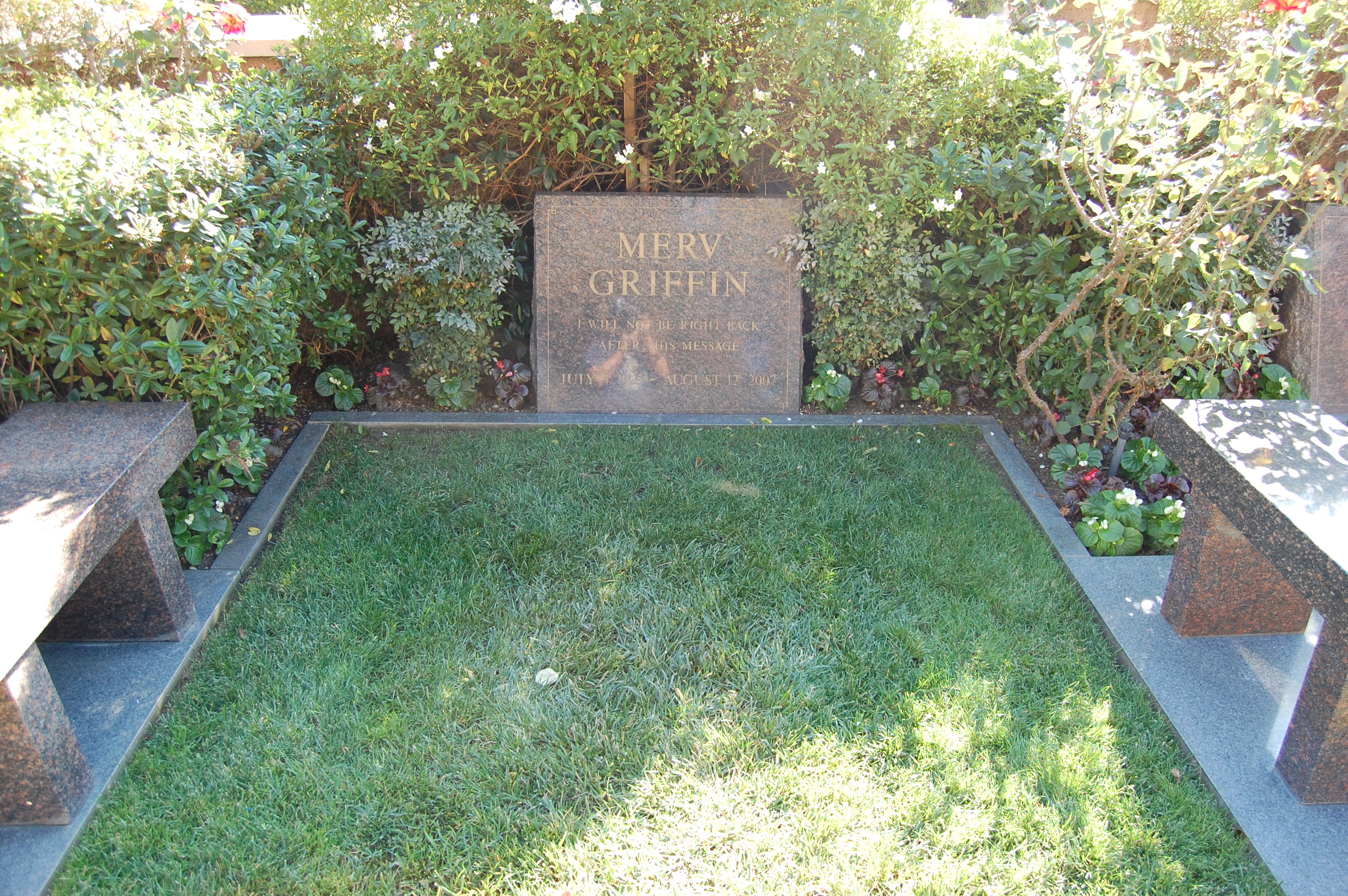 Merv_Griffin_grave_at_Westwood_Village_Memorial_Park_Cemetery_in_Brentwood,_California - 